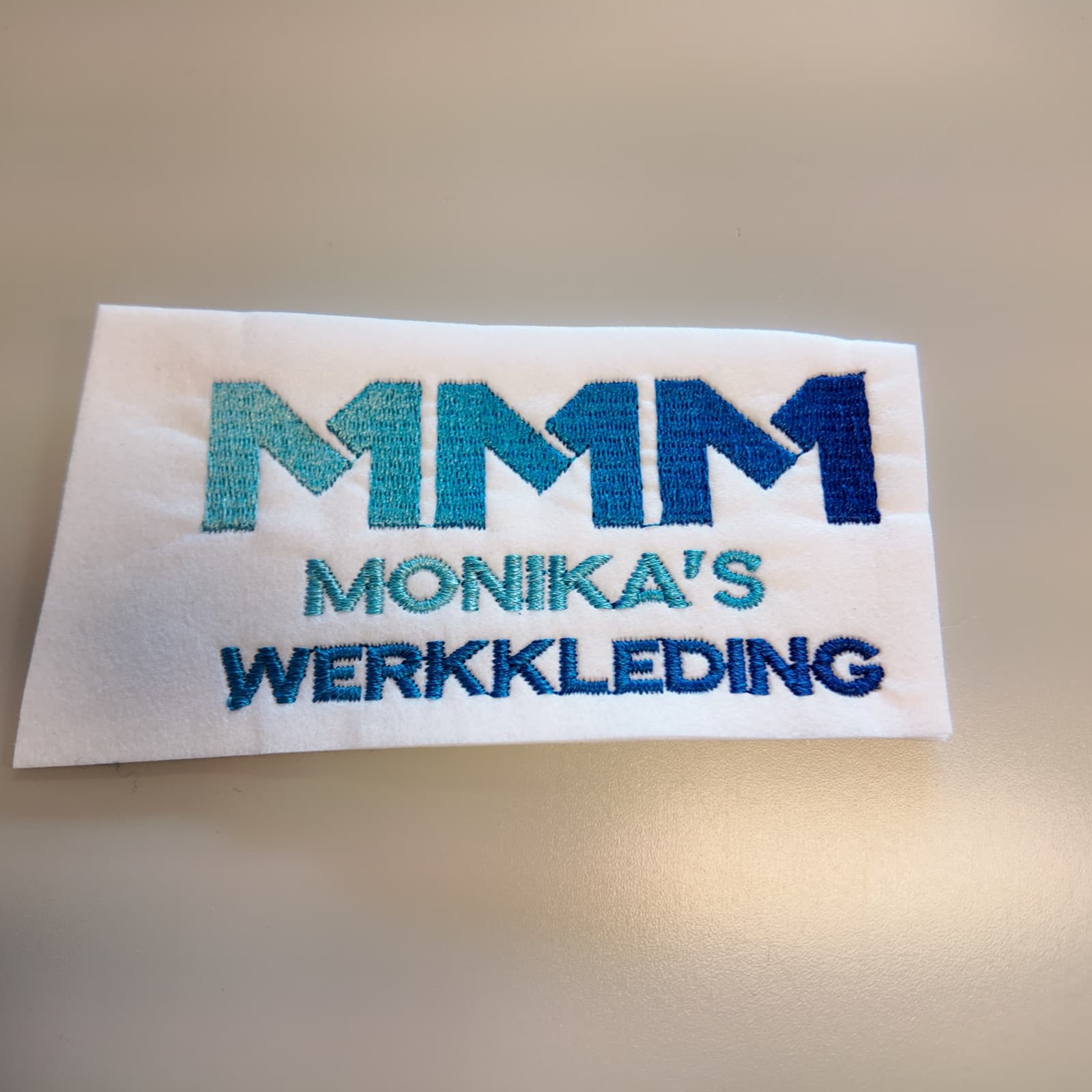 Geborduurd bedrijfslogo